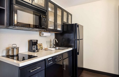 Salt Lake City Hotel | Prime Location! 4 Modern 1BR Suite with Full Kitchen & Pets Allowed