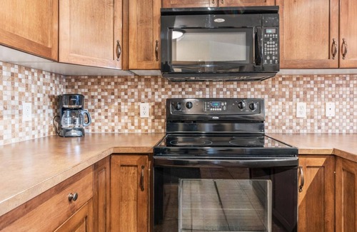 South Pandosy Condo | Prime Location at Playa #214