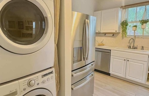 Buena Vista House | Prime Location Home W BBQ & Free Parking