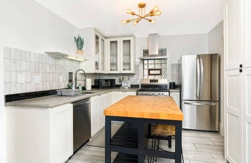 Summit - University House | PRIME Location! Sunny & Spacious - Private Oasisn