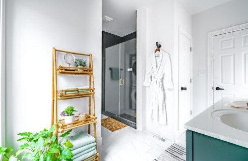 Italian Village House | Prime Location Top Rated Clean Parking Free!