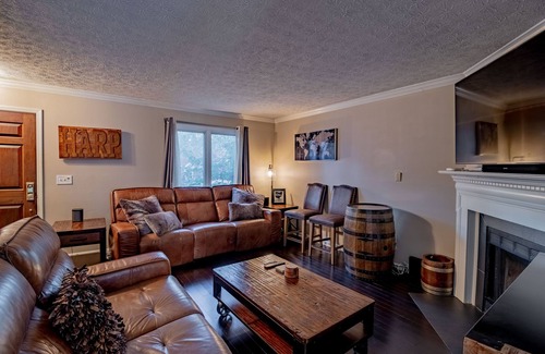 Victorian Village House | PRIME Location with Hot Tub, Pool Table and Sauna