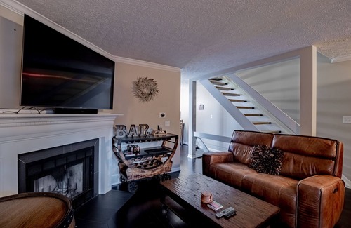 Victorian Village House | PRIME Location with Hot Tub, Pool Table and Sauna