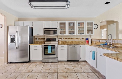 Glendale House | Prime Location With Pool Just 3-mins From Westgate Entertainment!