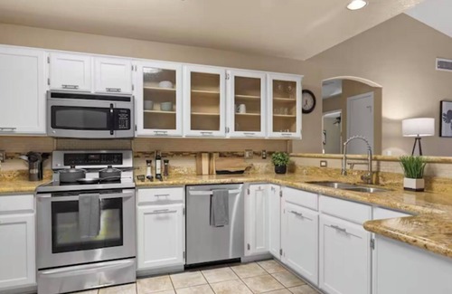 Glendale House | Prime Location With Pool Just 3-mins From Westgate Entertainment!