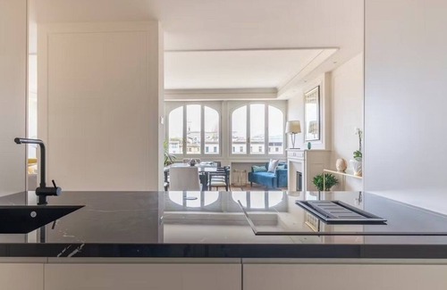 San Giovanni Apartment | Prime Riverside Living in Florence – 5 Bedrooms, Scenic Views & Comfort