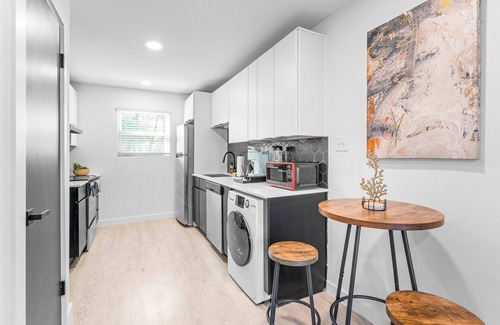 Travis Heights Apartment | Prime Soco Cute Studio w Laundrywifi 7 Min to DT
