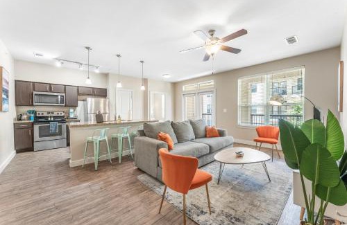 South Congress Apartment | Prime SoCo King Bed 1BR & 2BR Suites w Gym, Pickleball, Laundry