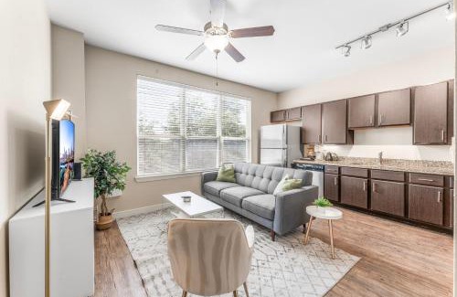 South Congress Apartment | Prime SoCo King Bed 1BR & 2BR Suites w Gym, Pickleball, Laundry