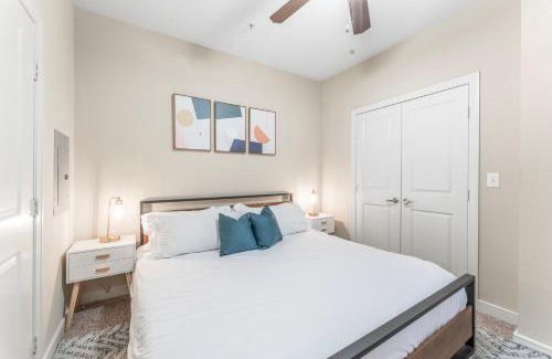 South Congress Apartment | Prime SoCo King Bed 1BR & 2BR Suites w Gym, Pickleball, Laundry