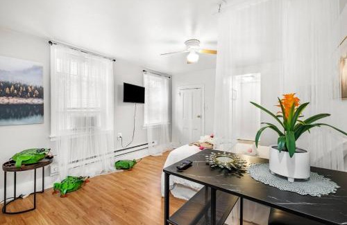 Gayborhood Apartment | Prime Studio Near Attractions