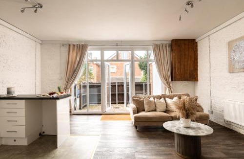 Blandford Saint Mary House | Primrose - Holiday Cottage with Private Vineyard
