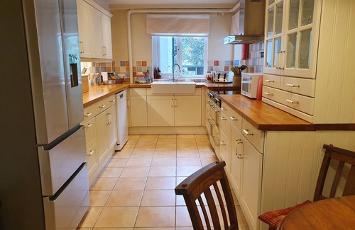 New Forest District Cottage | PRIMROSE SPINNEY, pet friendly, character holiday cottage in Ringwood