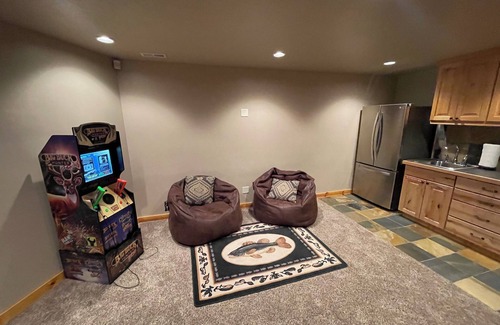 Garden City Cabin | Pristine 5 Bedroom 3 Bath Cabin 200yds to the Water! Complete privacy!