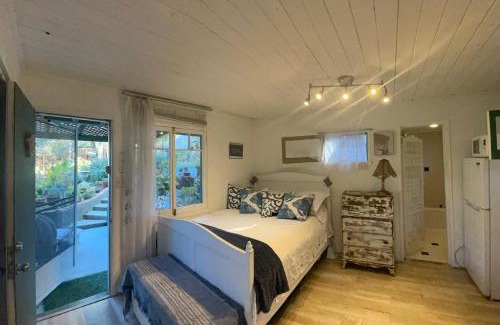 Fernwood Ski Chalet | Pristine Cottage Studio Nestled in the Topanga Woods