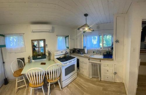 Fernwood Ski Chalet | Pristine Cottage Studio Nestled in the Topanga Woods