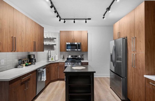 Shadyside Apartment | Pristine Double King 3BR suite | A+ Location| ADA|