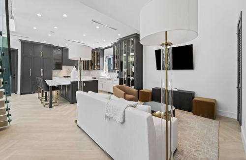 Victoria Park House | PRISTiNE New Build Mansion! 2 Masters&Heated Pool