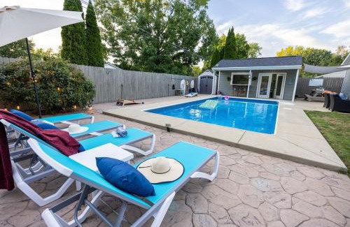 Normal House | Pristine Oasis, Hot tub, Pool bar, Bags,Fire-Table