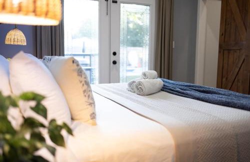 Normal House | Pristine Oasis, Hot tub, Pool bar, Bags,Fire-Table