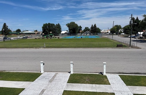 St. Anthony House | Pristine townhome near Sand Dunes with Ample Street Parking