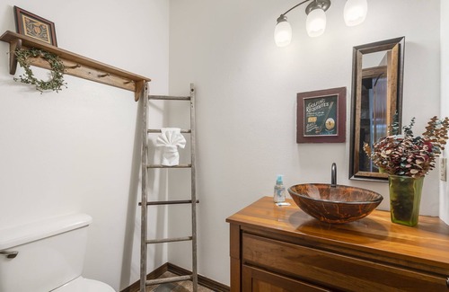 Blue Eye Cabin | Privacy-On 40 Acres-Near TableRock Boat Launch-Games-Stunning Views-New Cmnty Pool-Car Charger