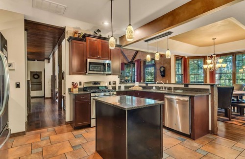 Blue Eye Cabin | Privacy-On 40 Acres-Near TableRock Boat Launch-Games-Stunning Views-New Cmnty Pool-Car Charger