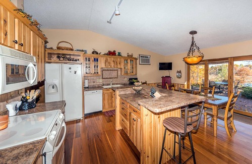 Lake Shore House | Privacy With Over 400 Feet Of Lake Shore On Gull Chain