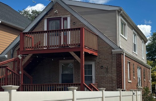 Jefferson Park Apartment | Private 1 bed/1bath w in-unit laundry in Jefferson Park!