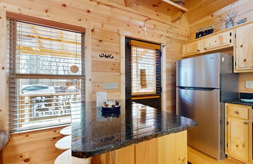 Murphy House | Private 1BR Cabin In Murphy with Mountain Views, Wifi, and Full Kitchen