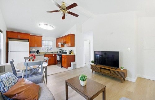 Oakland House | Private 2-Bedroom Retreat with Separate Entrance
