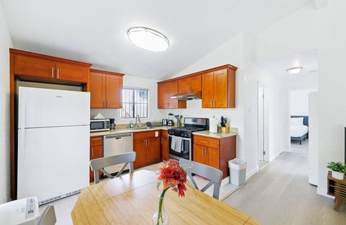 Oakland House | Private 2-Bedroom Retreat with Separate Entrance