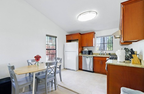 Oakland House | Private 2-Bedroom Retreat with Separate Entrance