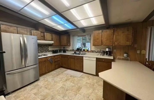 Boardman House | Private 3 Acre House + 30 amp Hookup.