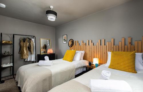 Severn Beach House | Private 3Bed-Parking-Sleeps5-By FabAccommodation