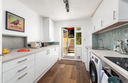 Severn Beach House | Private 3Bed-Parking-Sleeps5-By FabAccommodation