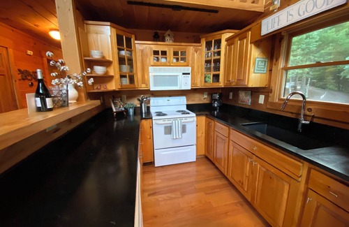 Mineral Bluff Cabin | Private 3BR Cabin w/Hot Tub, Fire Pit, Creek & Views – 15 Min from Blue Ridge