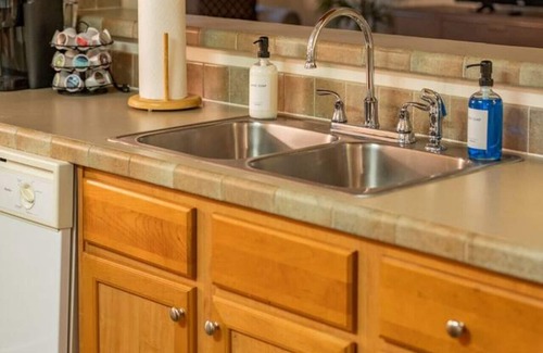 Concord House | Private 4BR Oasis | 2 KNG BDs | 4 TVs | Free Wi-Fi