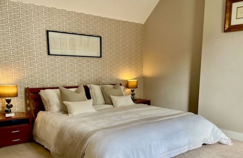 Cardiff House | Private 7-bedroom villa with hot-tub, heated pool and bar.