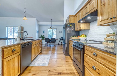 Sisters House | Private Acreage, hot tub, Pet friendly, large acreage.