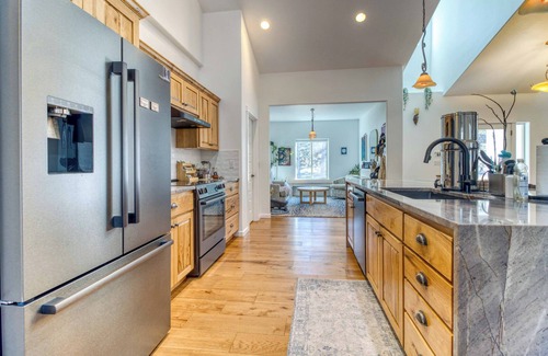 Sisters House | Private Acreage, hot tub, Pet friendly, large acreage.