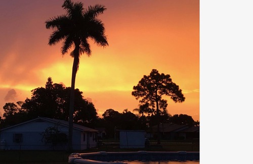 Lake Worth House | Private and secluded Cottage Guest House