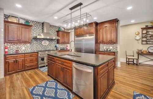 Nahunta Cabin | Private and Spacious 6-bedroom lodge on a lake