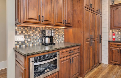 Nahunta Cabin | Private and Spacious 6-bedroom lodge on a lake