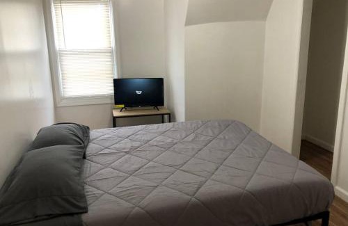 Weequahic Apartment | Private apartment with 3 bedrooms and 1 bathroom near Newark International Airport EWR and New York City