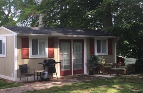 Alexandria Apartment | Private Apt with backyard