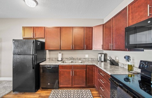 West Des Moines Apartment | Private Attached Garage | King Bed | No Stairs