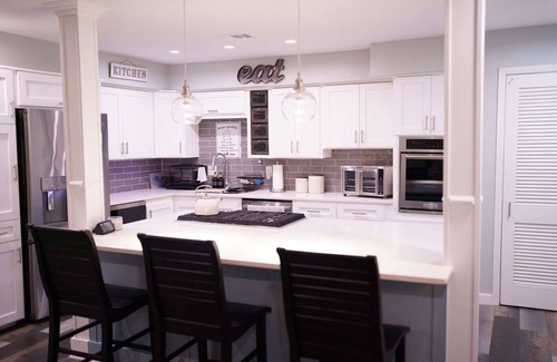 Irving House | Private Backyard - Beautiful 3 BR, Expansive Patio, Grill