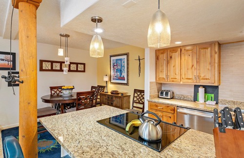 Northeast Santa Fe Hotel | PRIVATE BALCONY, KIVA FIREPLACE, WALK TO PLAZA