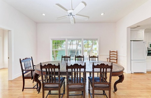 Englewood House | Private Beach and Incredible Sunsets-Exquisite Home